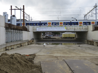 906527 Gezicht op de aanleg van de tunnel onder het nieuwe N.S.-station Utrecht Vaartsche Rijn in de Westerkade te Utrecht.